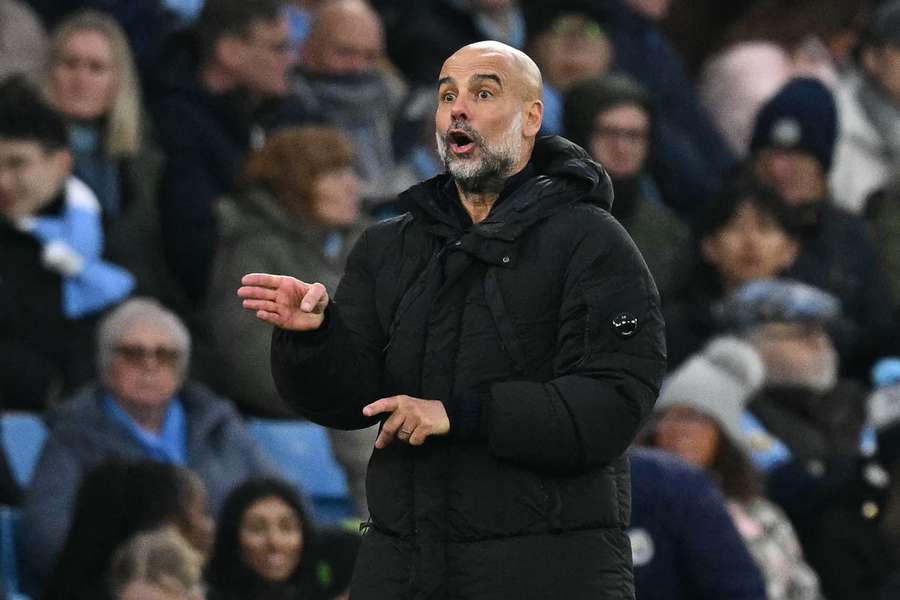 Guardiola, dando instrucciones a sus jugadores