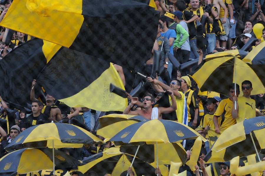 Torcida do Peñarol está no Rio para partida contra o Botafogo, pela semifinal da Libertadores