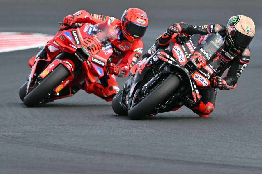 Marc Márquez, por detrás de Bezzecchi durante el esprint en Misano