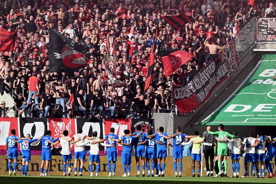 Bayer Leverkusen feiert den Auswärtssieg in Köln.