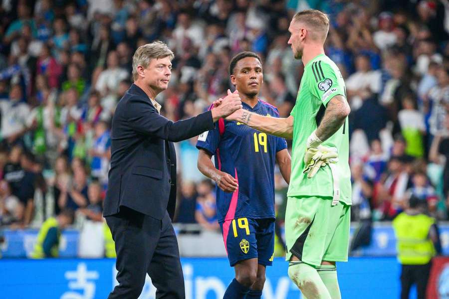 Tomasson shakes hands with Robin Olsen after World Cup qualifier against Slovenia