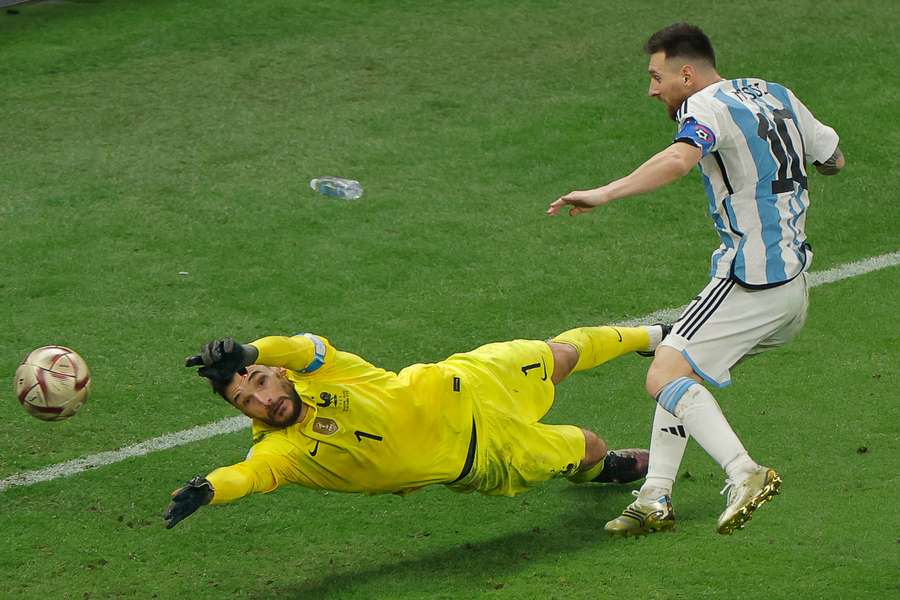 Messi colocou a bola fora do alcance de Lloris