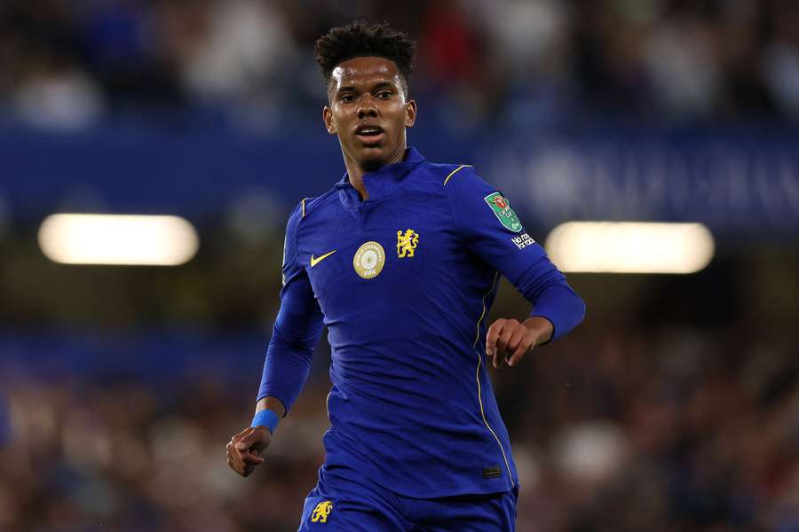 Técnico do Chelsea, Xabi Alonso, gesticula em direção a Estêvão