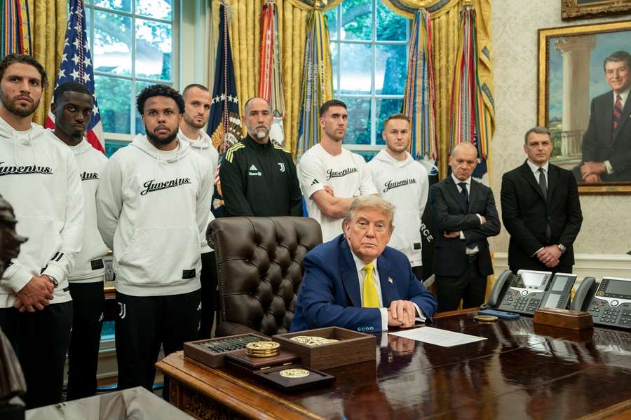 Donald Trump (m.) empfing eine Selektion von Juventus Turin im Oval Office