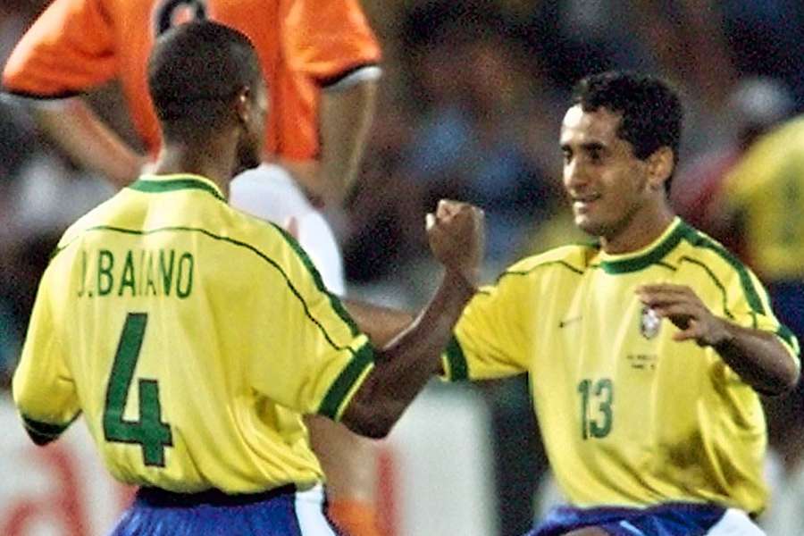 Zé Carlos (R) na de halve finale van het WK 1998 tegen Nederland.