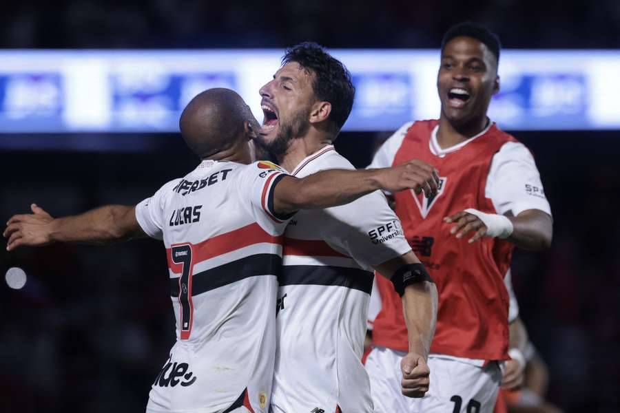 Calleri e Lucas comemoram gol marcado em vitória sobre Novorizontino