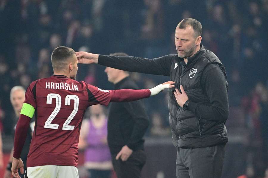 Trenér Baníku Ostrava Ondřej Smetana během zápasu na Spartě.