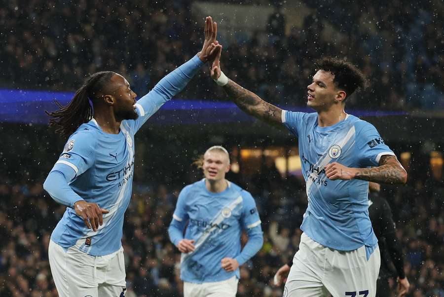 Antoine Semenyo, del Manchester City, celebra su primer gol junto a Nico O'Reilly