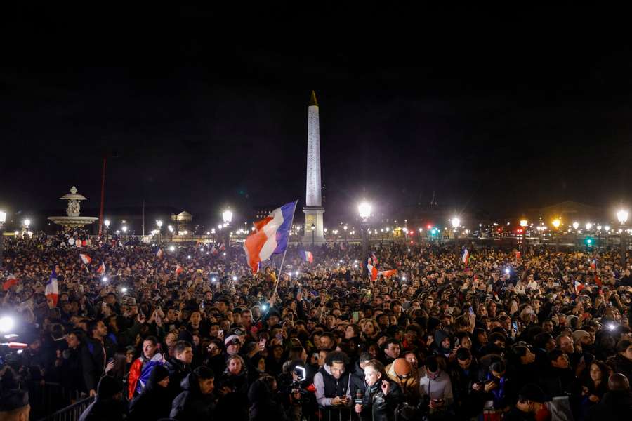 La folla di tifosi accorsa per salutare la nazionale francese a Place de La Concorde