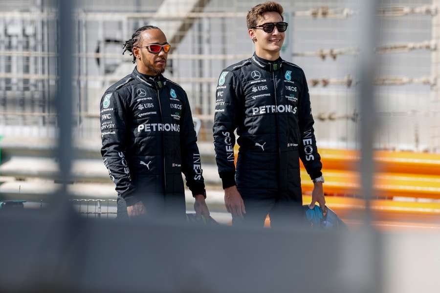 Lewis Hamilton en George Russell tijdens de testritten in Bahrein op 23 februari