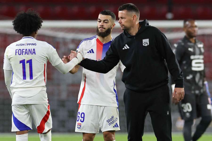 Pierre Sage essayant de réconforter ses joueurs après le match à Rennes.