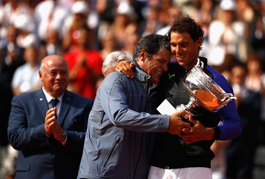 Toni i Rafael Nadal z trofeum Rolanda Garrosa w 2017 roku.