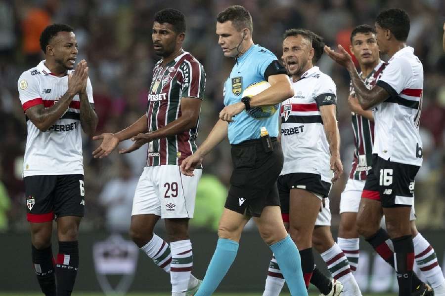 Zanovelli acabou suspenso por 15 dias pela CBF