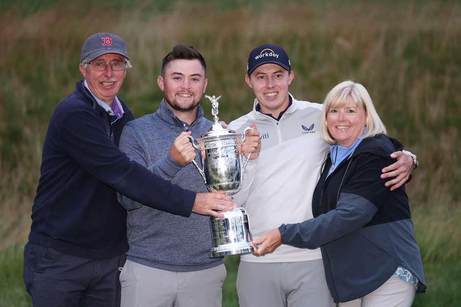 Matt Fitzpatrick poses with the US Open Championship trophy alongside father Russell (L), brother Alex (2nd L) and mother Susan