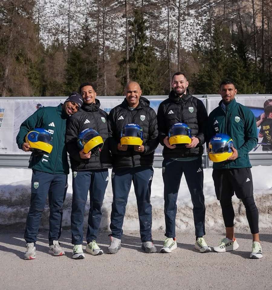 Equipe brasileira do bobsled exibe capacete para a disputa olímpica