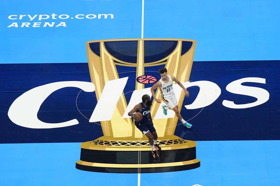 Alle NBA's mandskaber har spillet den såkaldte In-Season Tournament på et dertil indrettet gulv, der blandt andet afbilder pokalen i turneringen. 