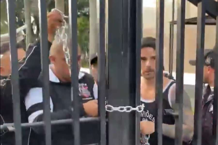 Torcedores do Corinthians invadiram Parque São Jorge e trancaram portão