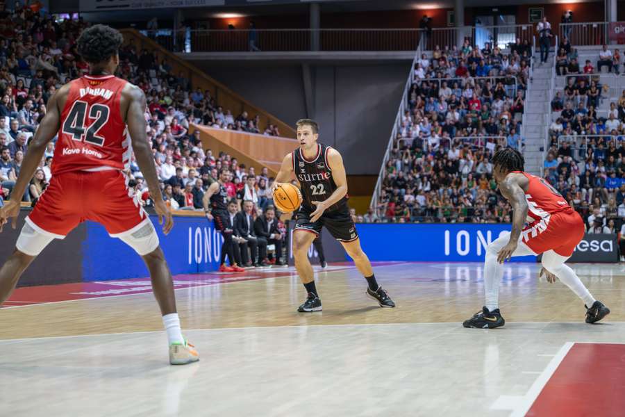 Xavi Rabaseda, durante el choque ante el Girona en el que se lesionó