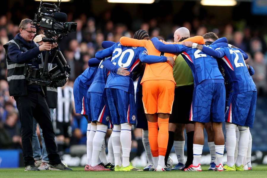 Rozhodčí Paul Tierney nechtěl opustit kolečko hráčů Chelsea Rozhodčí Paul Tierney nechtěl opustit kolečko hráčů Chelsea