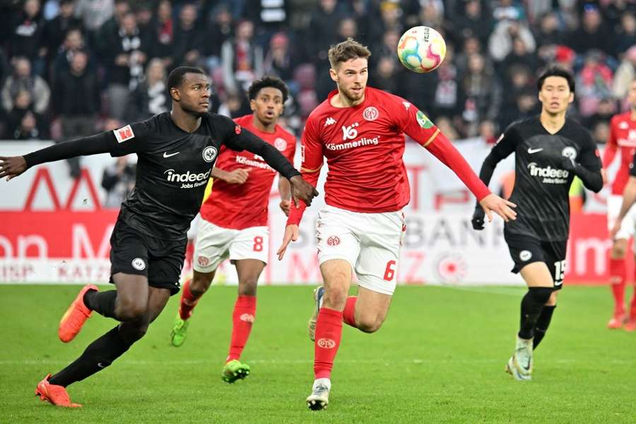 Bundesliga, l'Eintracht fallisce il sorpasso al Lipsia, Grifo demolisce l'Union