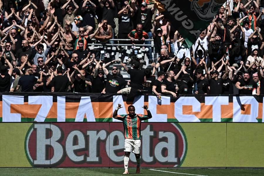 John Yeboah z Venecii cieszy się po zdobyciu bramki.