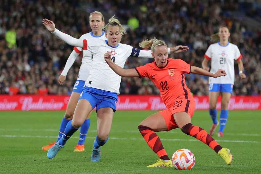 Petra Bertholdová (vlevo) před dvěma lety proti Anglii v Brightonu dovedla před 20tisícovou náštěvou národní tým k senzační remíze 0:0.  