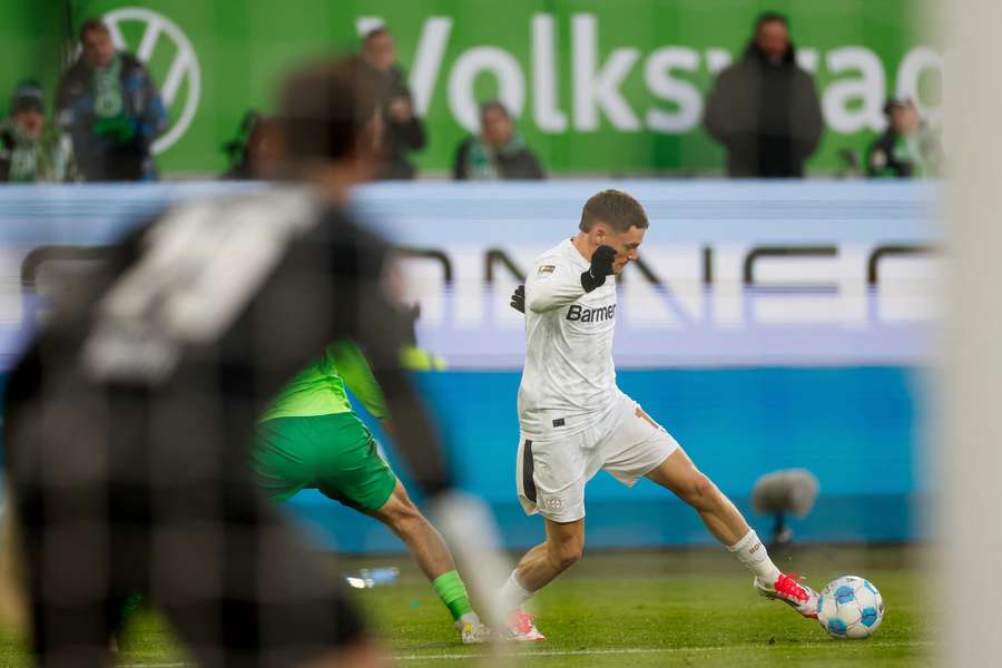 Leverkusens Florian Wirtz (r.) am Ball