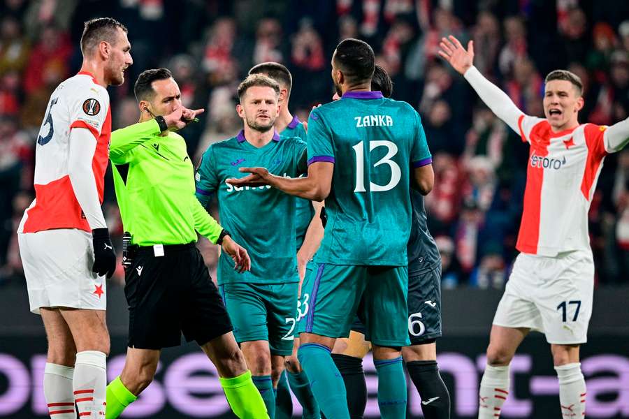 V zápase Slavie a Anderlechtu bolo horúco.
