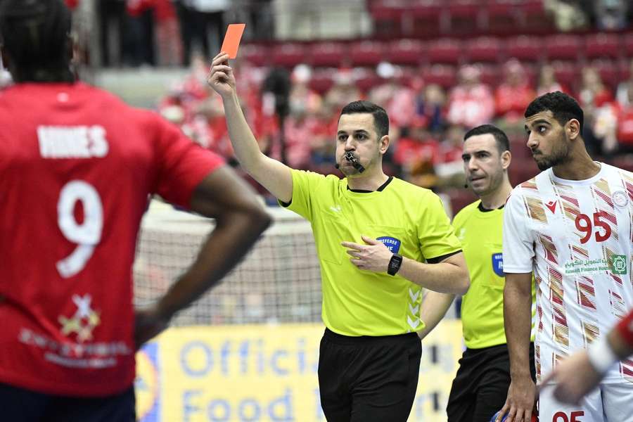 Referee Gasmi zeigt Paul Skorupa die Rote Karte