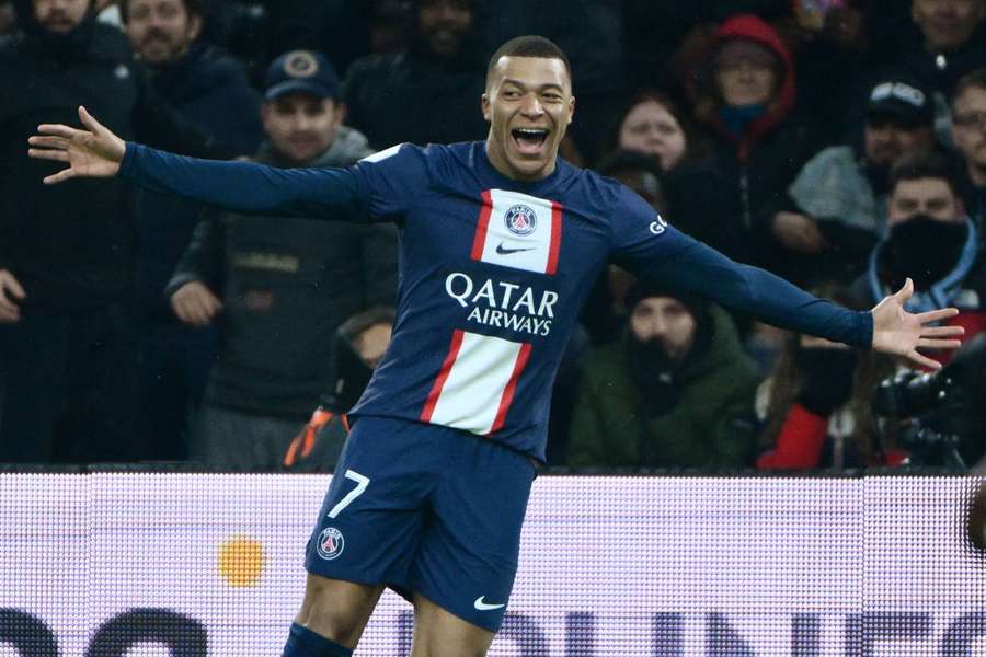 Mbappé comemora gols marcados no Velódrome