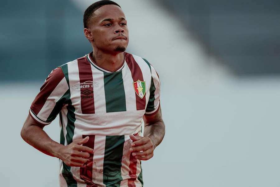O branco ganha preponderância na camisola do Estrela