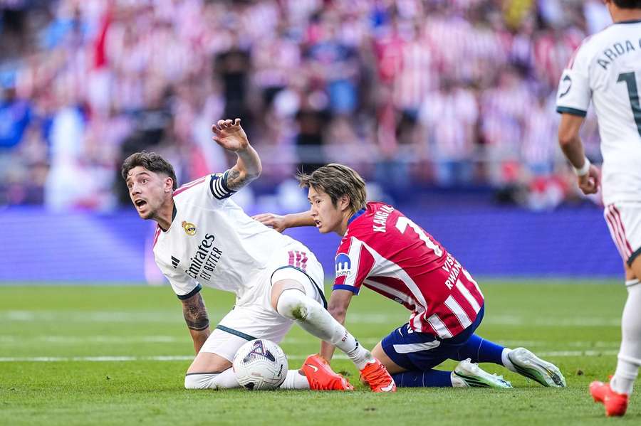 Federico Valverde în duel cu Kang-In Lee.