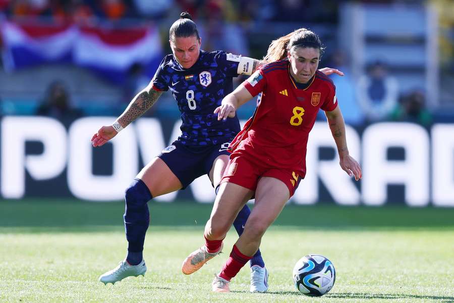 Sherida Spitse in duel met Mariona Caldentey, de maker van de 1-0 voor Spanje