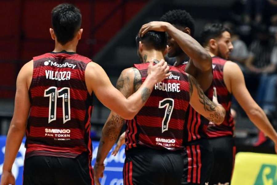 Jogadores do Flamengo celebram mais uma vitória no Novo Basquete Brasil