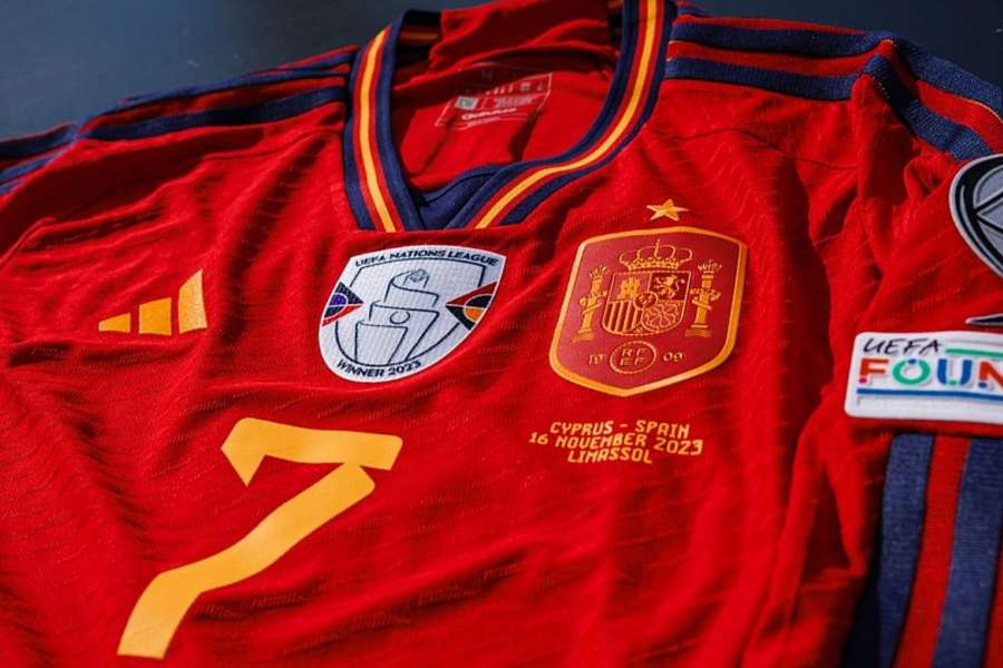 Camiseta de España con el escudo de la Nations League