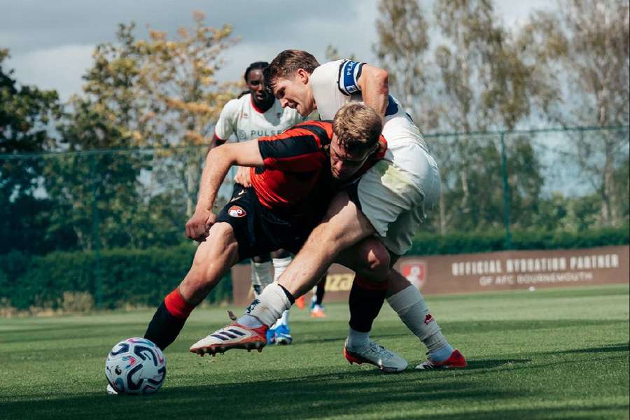 Genoa lui Dan Șucu, învinsă cu 1-10 de Bournemouth, într-un meci amical Genoa lui Dan Șucu, învinsă cu 1-10 de Bournemouth, într-un meci amical