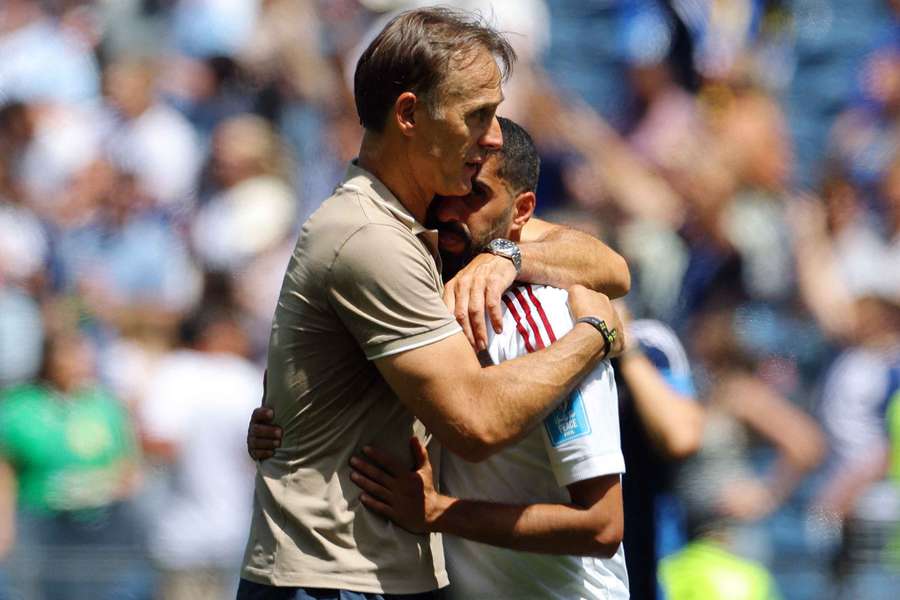 Julen Lopetegui com Hassan Alhaydos após a eliminação do Catar