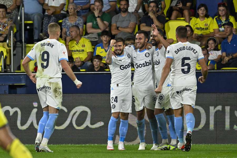 Eric Garcia (3-R) viert zijn 1-2 met teamgenoten