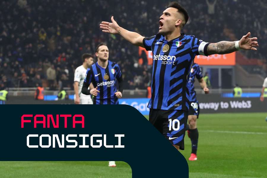 Lautaro Martinez esulta sotto la curva dell'Inter