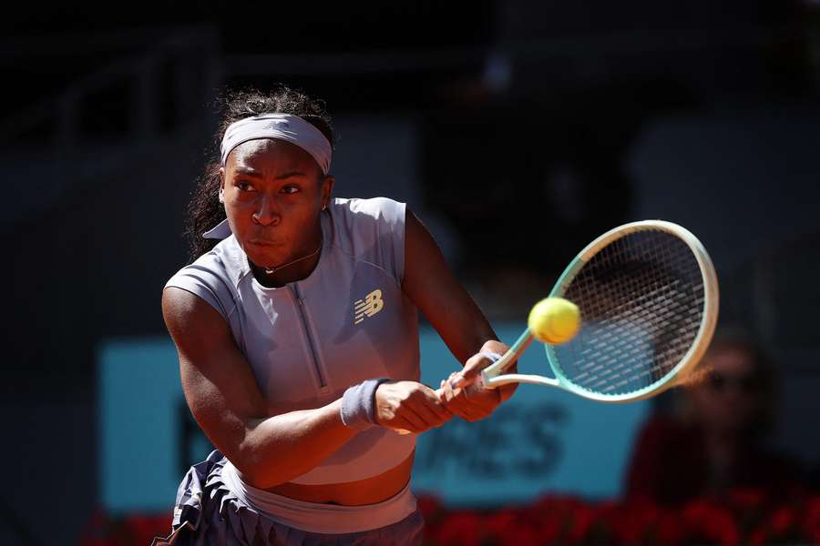 Coco Gauff juega un revés durante su partido de semifinales contra Iga Swiatek
