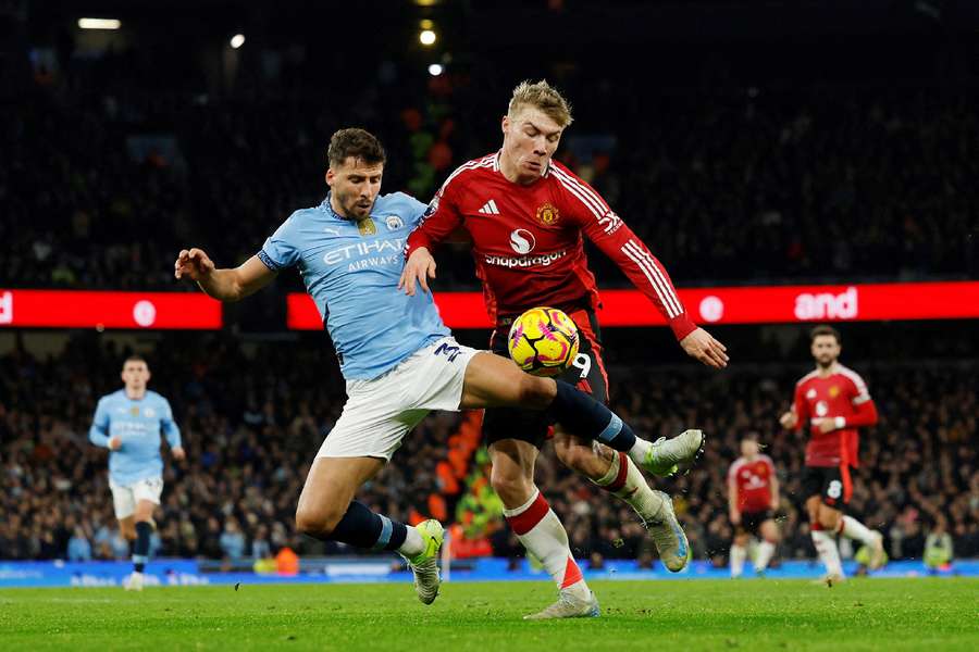 Rasmus Hojlund en acción con Ruben Dias, del Manchester City 
