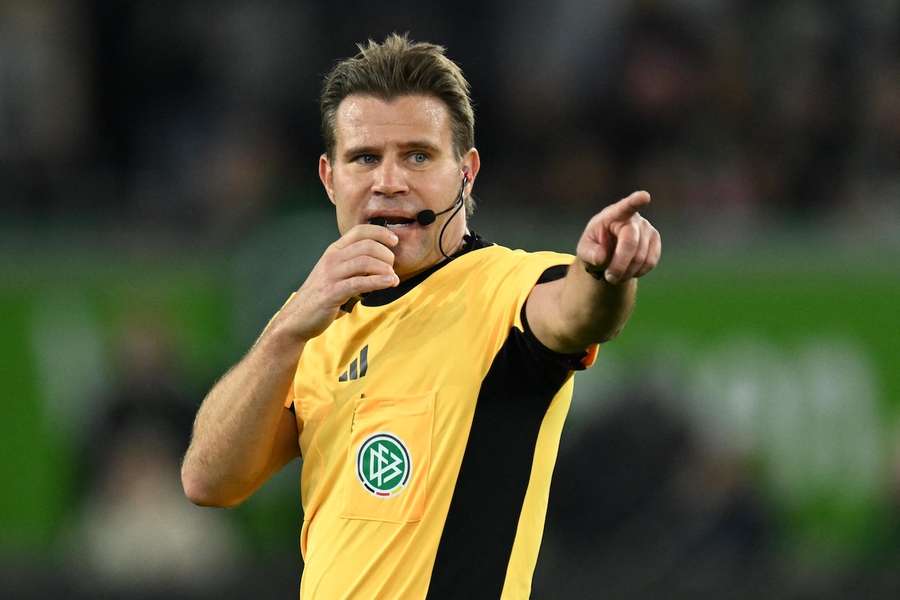 Dr. Felix Brych beendet zum Ablauf der Saison 2024/25 seine Karriere als Schiedsrichter.
