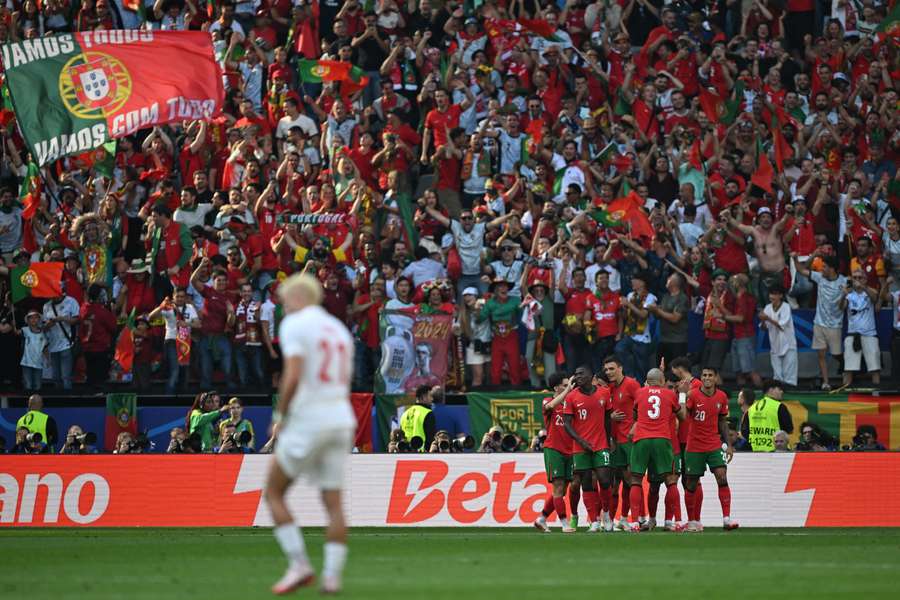 A festa dos jogadores portugueses em Dortmund, diante da Turquia