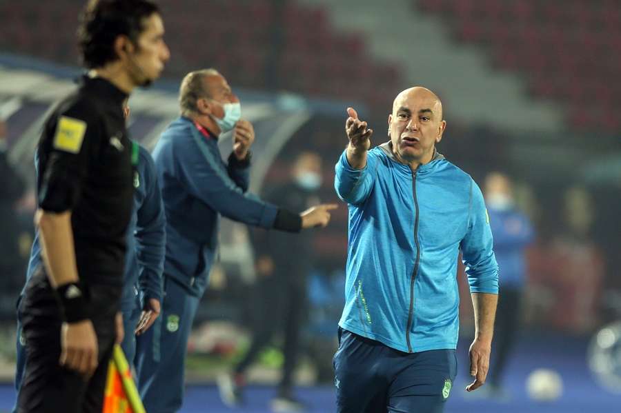 Hossam, de 56 anos, jogou no clube durante a maior parte de sua carreira