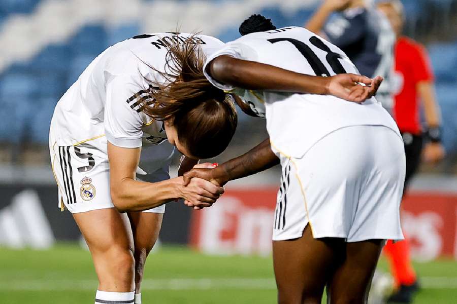 Linda Caicedo y Bruun, celebrando el segundo tanto