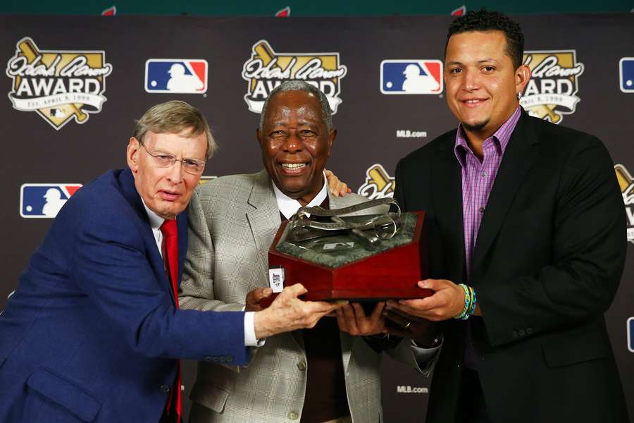 Miguel Cabrera recibiendo el premio Hank Aaron en la Serie Mundial 2013