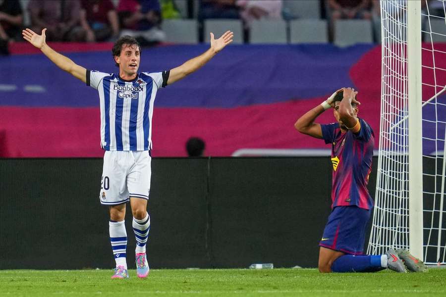 Álvaro Odriozola, durante el partido ante el Barcelona y con el lamento de Araújo Álvaro Odriozola, durante el partido ante el Barcelona y con el lamento de Araújo