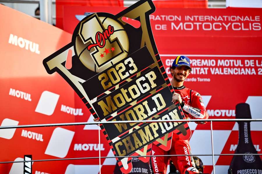 Pecco Bagnaia festeggia dopo aver conquistato il titolo di campione del mondo MotoGp 2023