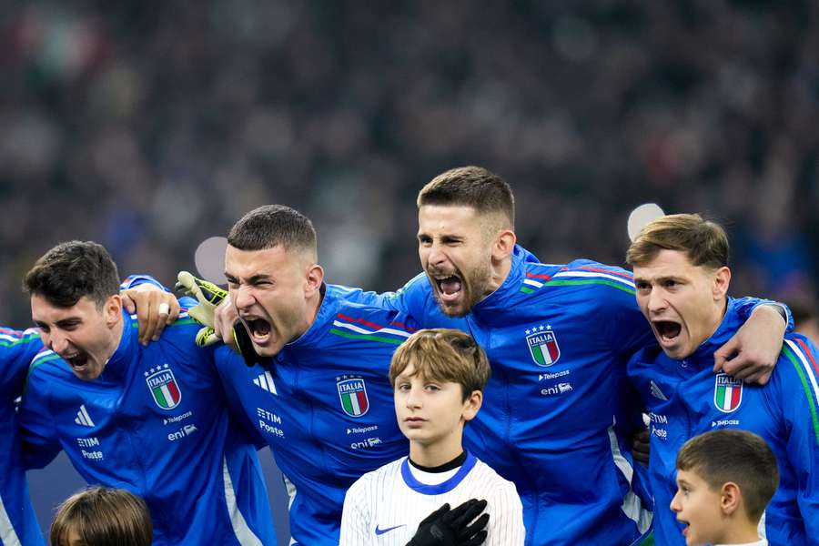 Cambiaso, Buongiorno, Vicario y Barella durante la interpretación del Fratelli d'Italia