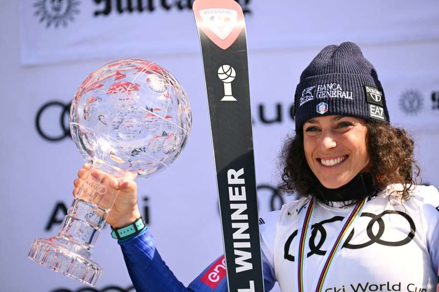 Federica Brignone col trofeo mondiale